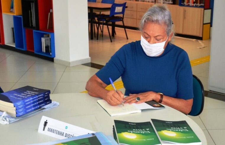 Autora Elilde Browning faz doação de cópias autografadas de seu novo livro ‘Voltando a Viver’ para Biblioteca Municipal Afonso Schmidt