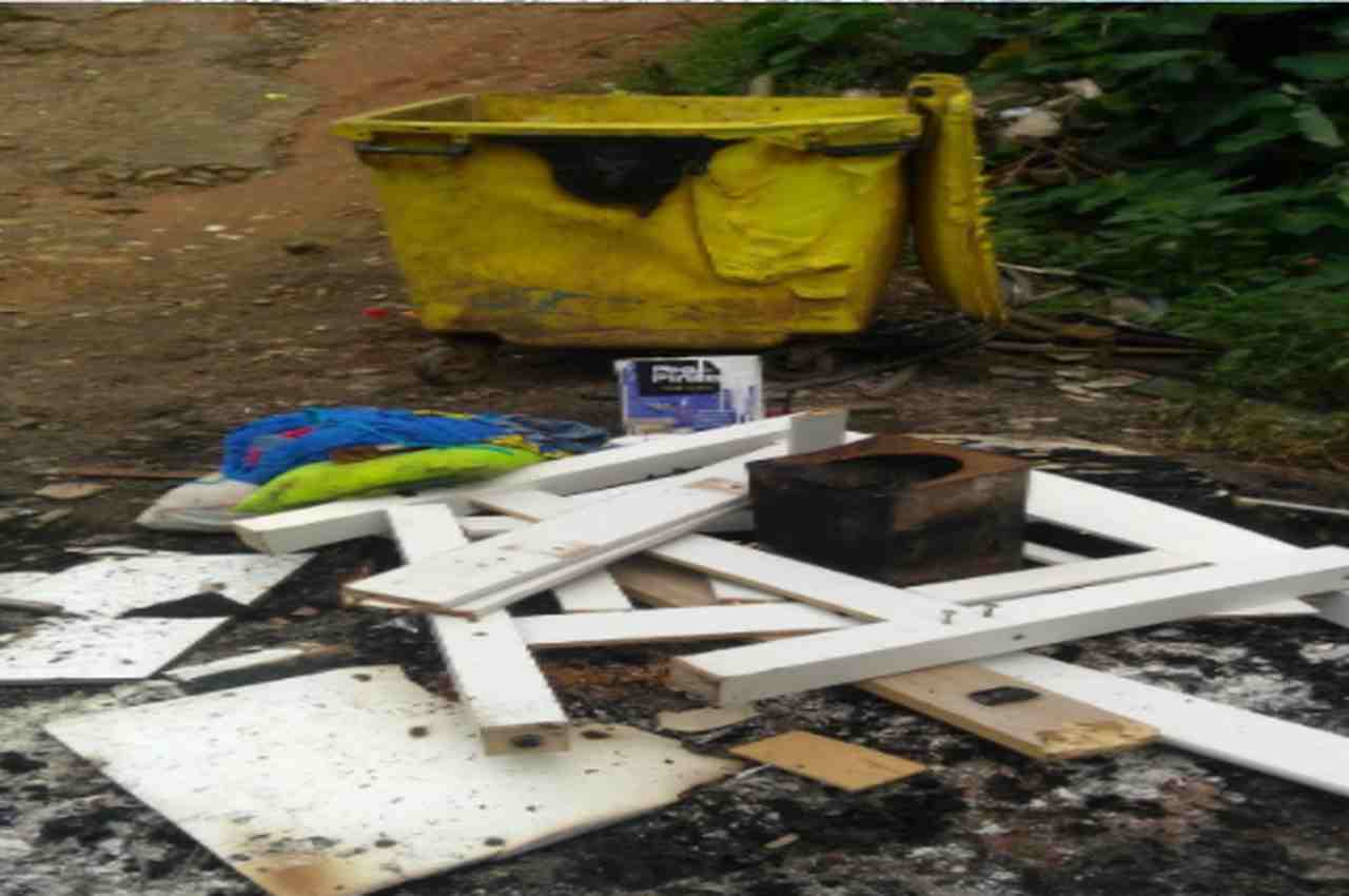 Lixeiras são alvo de vandalismo na Costa Sul de São Sebastião
