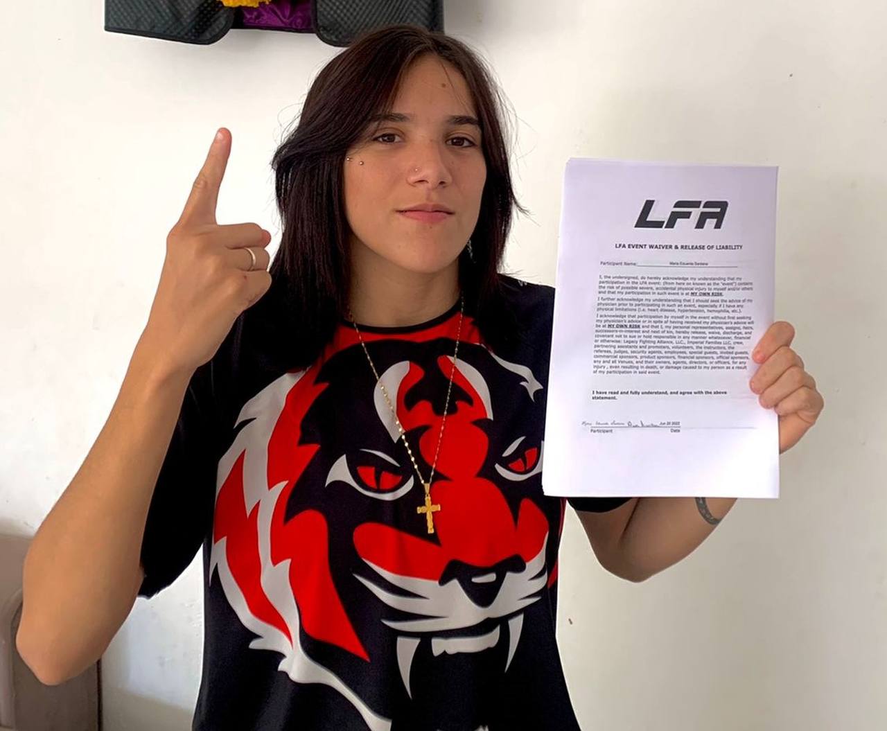 Jovem atleta de Caraguatatuba, Maria Eduarda assina seu primeiro contrato profissional para luta do LFA 136 em julho