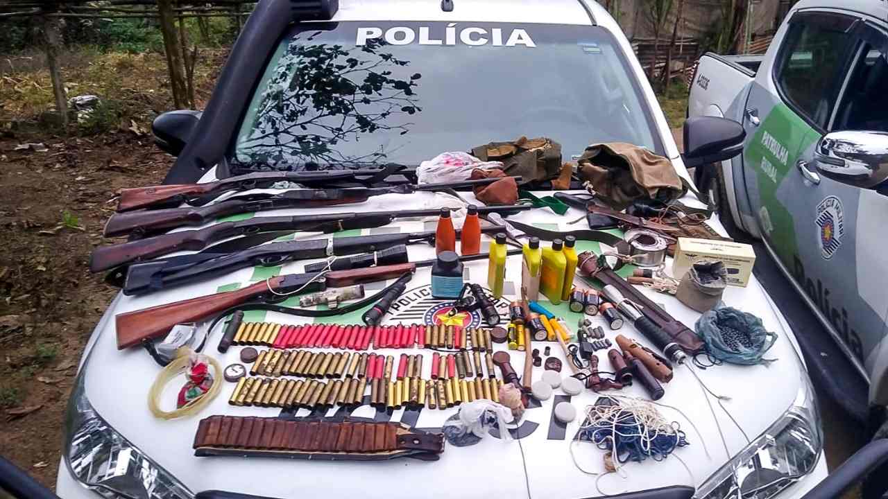 Grupamento Tático da Polícia Ambiental prende caçador e apreende grande quantidade de material utilizado na prática de caça em Ubatuba